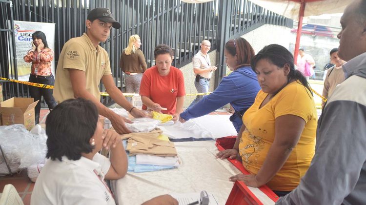 Compradores pudieron adquirir camisas escolares desde 313 Bs