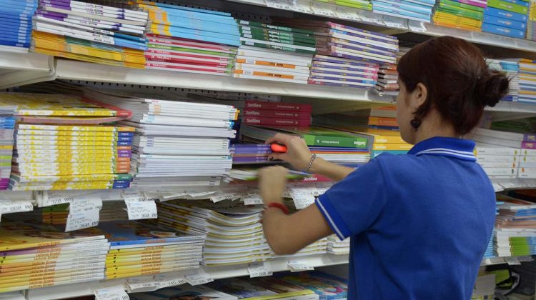 Conseguir los libros que piden en escuelas es cuestión de suerte