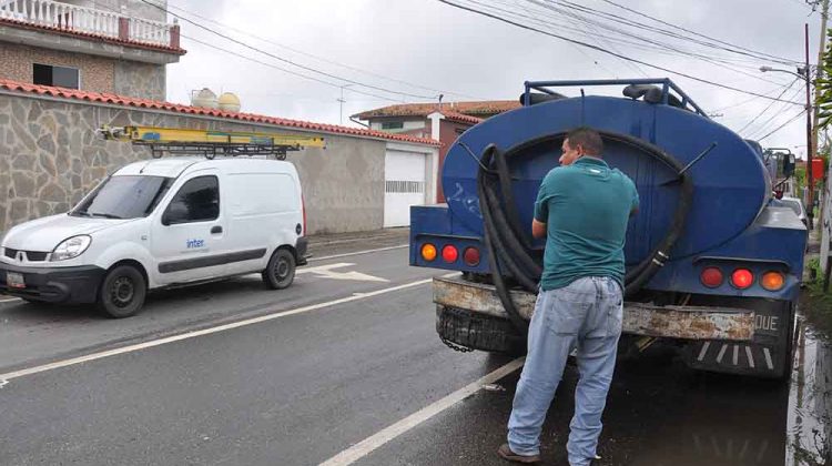 Contratan camiones cisternas para abastecerse