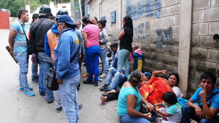 DL-GENTE DURMIENDO PARA COMPRAR ELECTRODOMESTICOS EN TRAKI