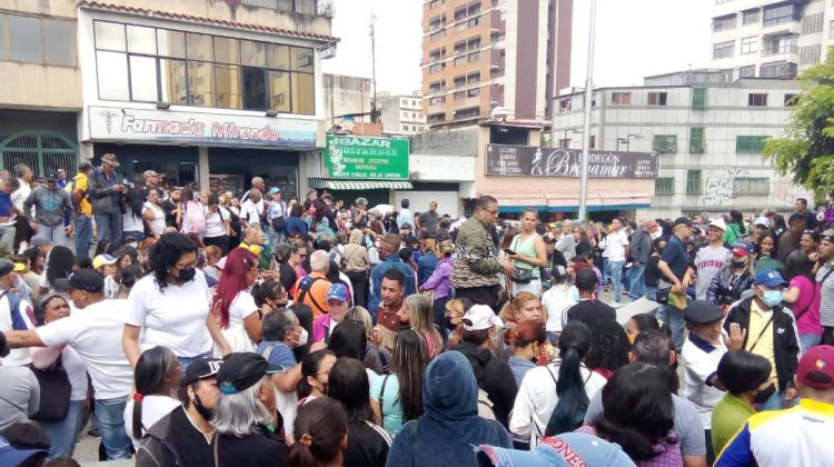 DOCENTES EN LA PLAZA ANDRES BELLO