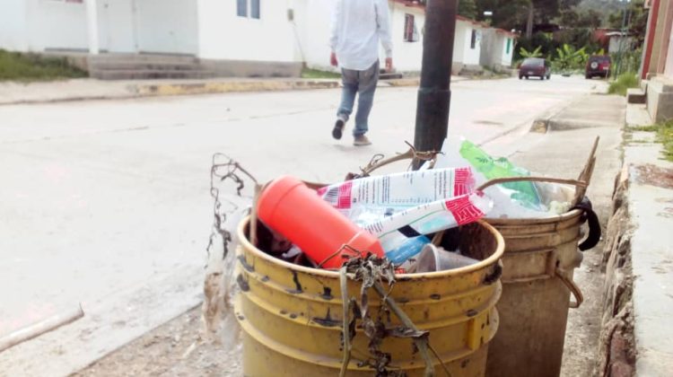 Deben improvisar para sacar la basura de la zona