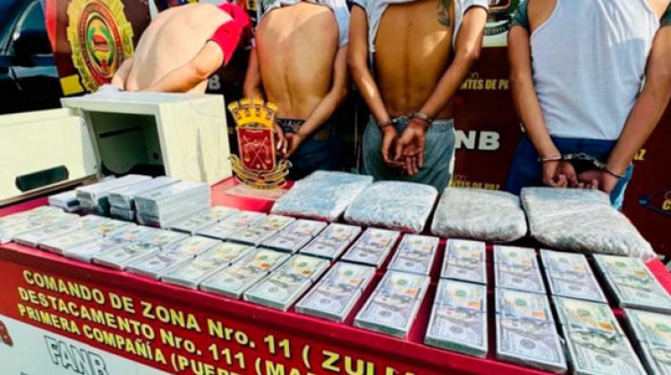 Detienen-a-cuatro-sujetos-con-fajos-de-dolares-falsos