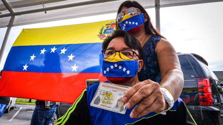 FOTODELDÍA-AME4778. MIAMI (ESTADOS UNIDOS), 12/12/2020.- Ciudadanos venezolanos participan en la votación de la consulta popular promovida por el líder opositor venezolano Juan Guaidó hoy, desde el Doral Central Park, en Doral, Miami-Dade, Florida (EE.UU.). La comunidad de venezolanos radicados en Miami se sumó este sábado a la jornada presencial de la consulta popular promovida por Guaidó con la que busca medir el rechazo a las pasadas elecciones legislativas, y cuyos resultados han sido rechazados por el Gobierno de Estados Unidos. En el área metropolitana de Miami, en el sur de Florida (EEUU.), se han instalado tres de los 52 puntos presenciales puestos a disposición de los venezolanos que quieran participar de la consulta, para la que además se han implementado 55 sitios itinerantes con urnas móviles en todo el territorio estadounidense. EFE/ Giorgio Viera