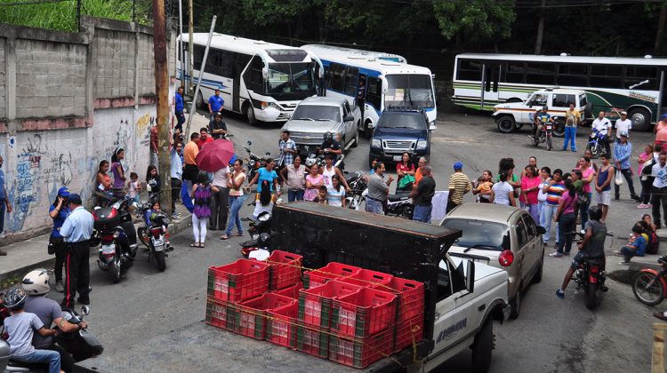 Edgar-protesta falta de agua barrio bolivar