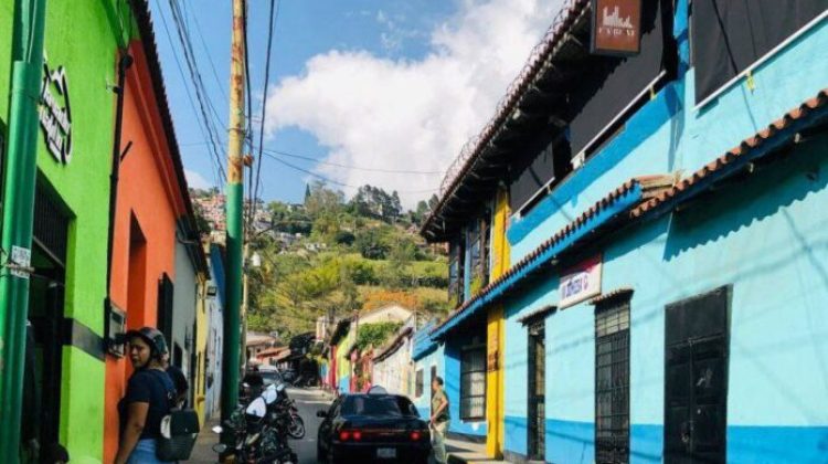 El-Hatillo-Restauracion-de-fachadas-1-696x571