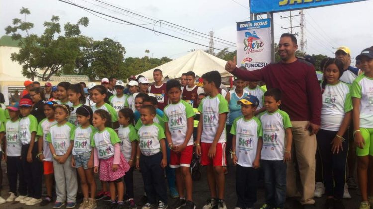 El director de la Utec Sucre, Pedro Figueroa, acompañò a los niños en la salida de la Ecocaminata Ambiental 5k.