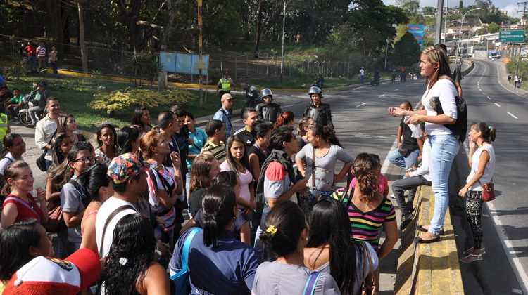 El grupo de estudiantes exigió que se les entreguen sus tabletas