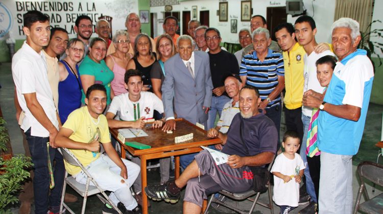 El homenajeado realiza el saque inaugural del dominó con 16 parejas