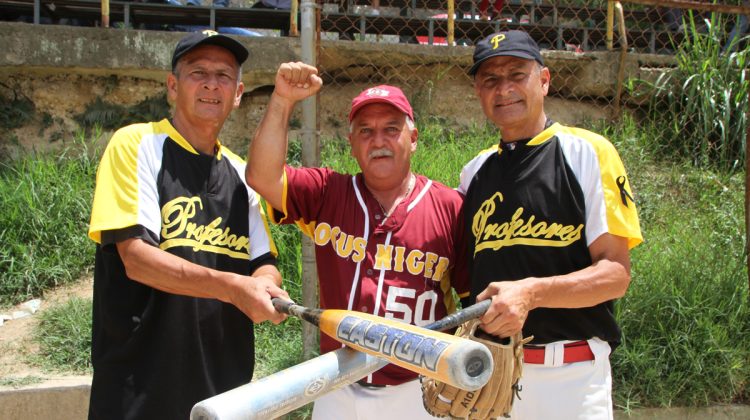 El pitcher Carlos Oropeza flanqueado por los morochos Alex y Gerardo Rojas
