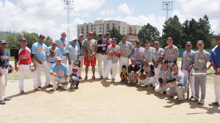 el-presidente-astudillo-poso-con-el-trofeo-y-los-dos-equipos