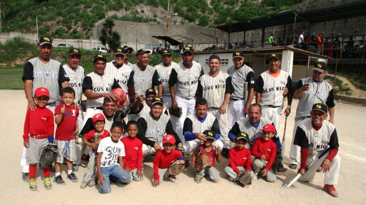 El semillero y los vejucos posaron juntos en Los Cerritos lista