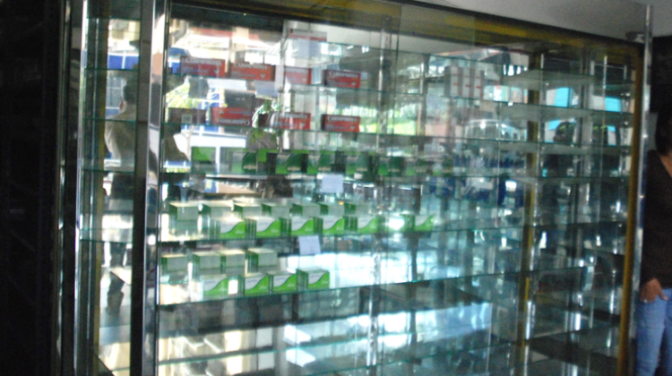 En muchas farmacias las vitrinas lucen vacías
