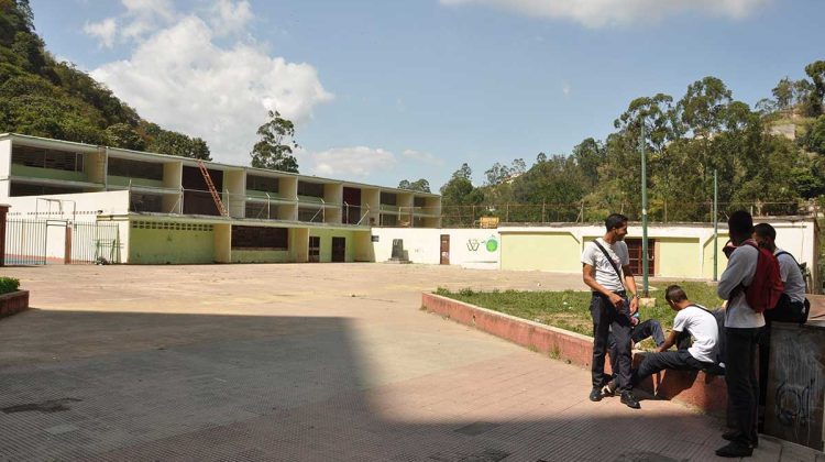 FACHADA UE CARLOS GAUNA-3