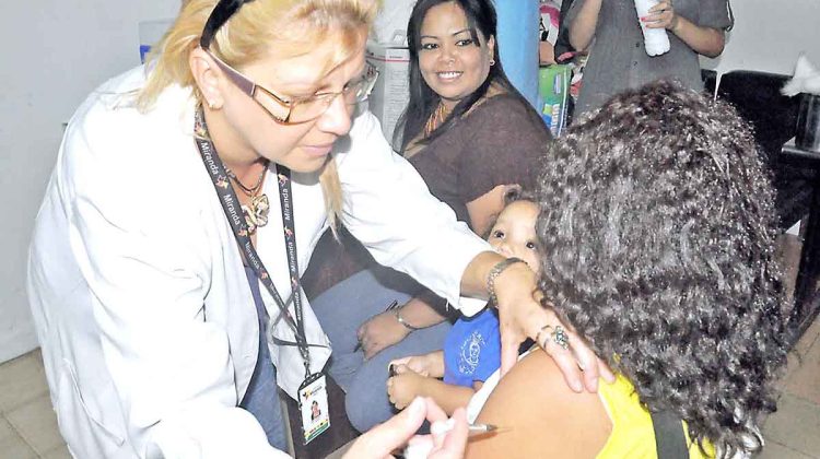 FANNY ROMERO- JORNADA DE VACUNACION EN LA CASA DEL PUEBLO1