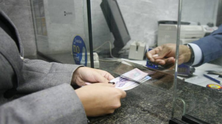 Las principales entidades bancarias del pais ya comenzaron a realizar en canje de monedas y billetes de los antiguos bolivares por los nuevos bolivares fuertes, a partir de la entrada en vigencia de la reconversion monetaria el 1° de enero del 2008. En la grafica el canje de billetes en una taquilla del banco Provincial. MT