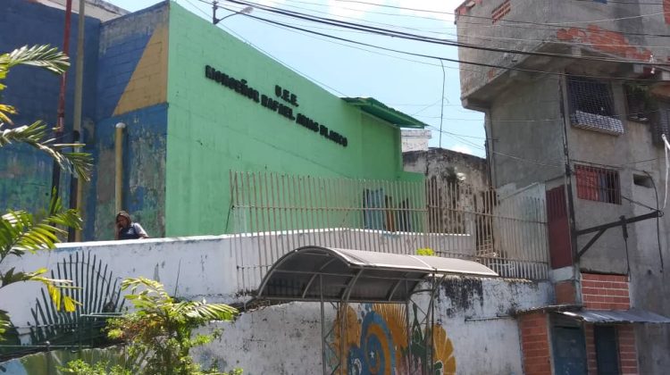Fachada-Escuela Monseñor