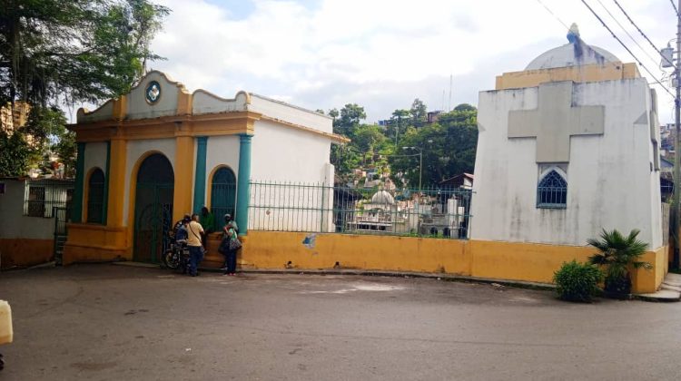 Fachada cementerio