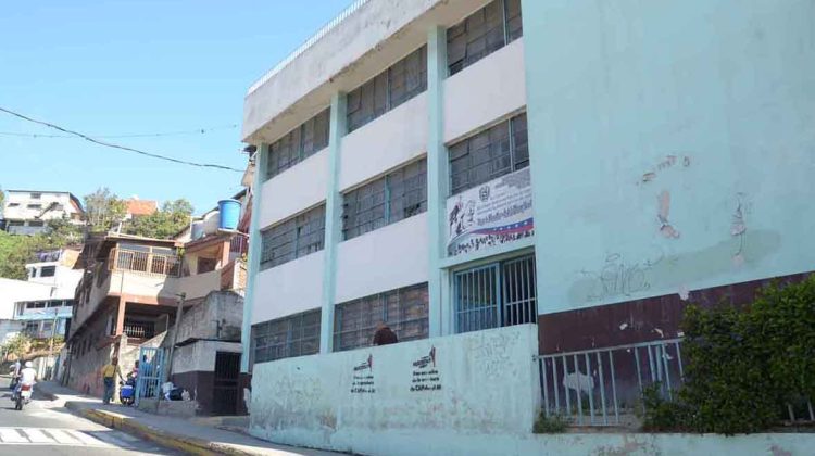 Fachada golegio guarenas