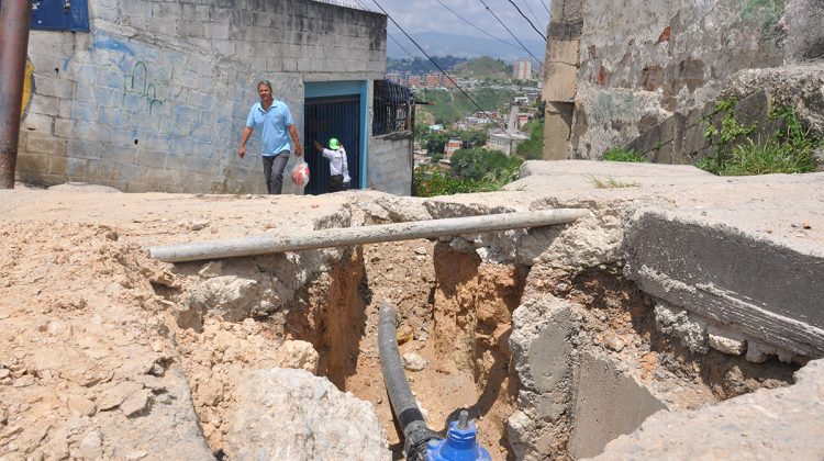 Falta colocar tapa en el hueco donde está la válvula