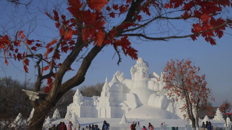 HONG18 HARBIN (CHINA) 05/01/2017.- Varias personas visitan una escultura de nieve de 35 metros de alto en la trigésimo tercera edición del Festival Internacional de Hielo y Nieve de Harbin (China) hoy, 5 de enero de 2017. EFE/Wu Hong CHINA FESTIVAL NEIVE