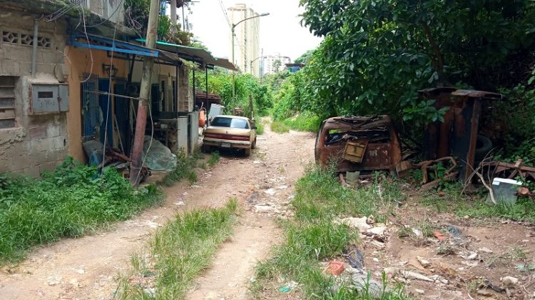 Foto-1-Por-esta-carretera-corre-un-rio-que-incomunica-a-sus-habitantes-cada-vez-que-llueve