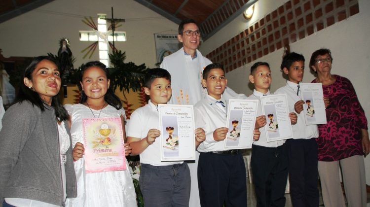 Foto 1.- El padre Javier con Ashley, Nacho, Jesús, Alexis y Yorwin