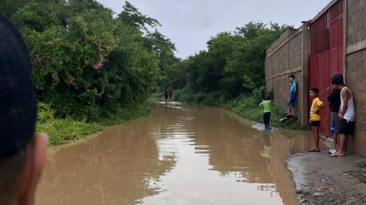 Fuertes-lluvias-en-Lara-causan-desbordamientos-colapso-vial-y-danos-estructurales-1-1