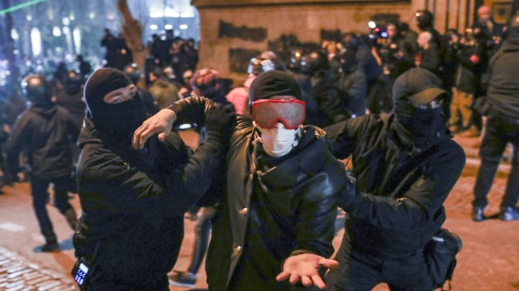 Tbilisi (Georgia), 06/12/2024.- Police officers detain a supporter of the Georgian opposition during a protest in front of the Parliament building in Tbilisi, Georgia, 06 December 2024. Thousands of pro-EU activists continue their protests in the Georgian capital against the country's ruling party decision to suspend accession talks with the European Union (EU) until the end of 2028. (Protestas) EFE/EPA/DAVID MDZINARISHVILI