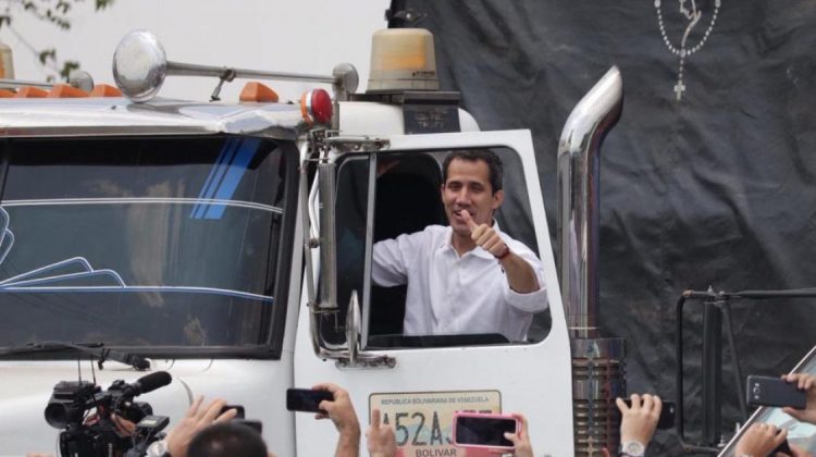 Guaido -entra-primer-camion-ayuda-humanitaria-venezuela