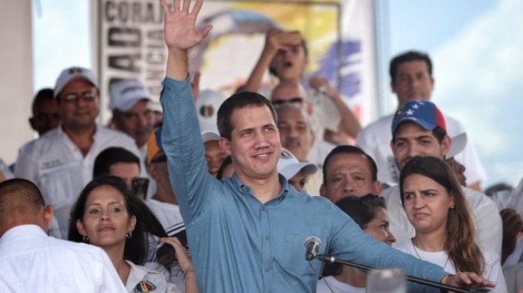Guaidó-llamó-a-la-reinstitucionalización-de-los-poderes-en-Venezuela-696x464