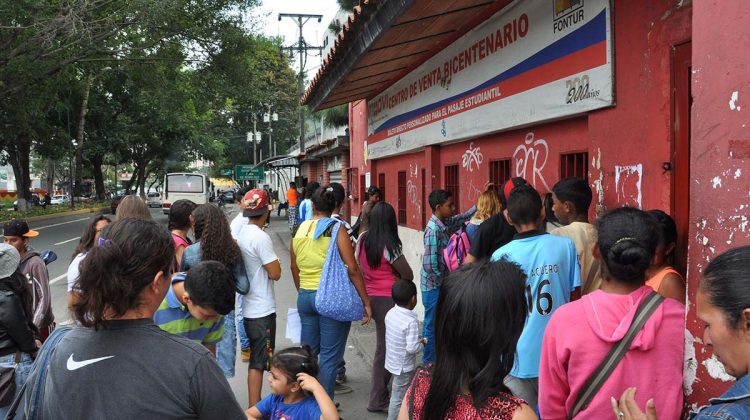 Hacen largas colas para sustitución de tarjetas