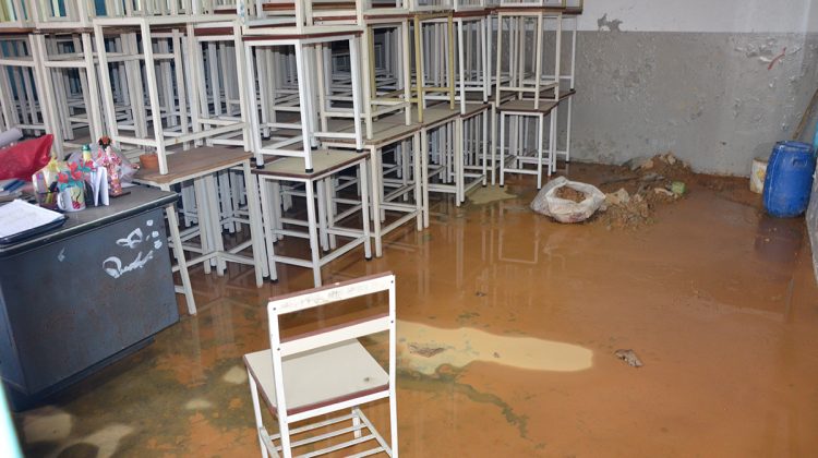 Inundación en aula imposibilita clases