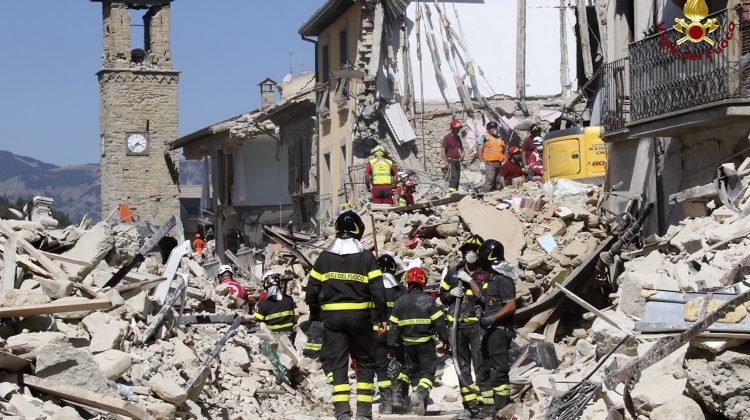 Rescatistas trabajando en un edificio derruido en Amatrice, en el centro de Italia, el jueves 25 de agosto de 2016. (Bomberos italianos Vigili del Fuoco via AP)