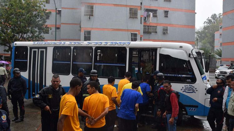 JESUS T- TRASLADAN DETENIDOS DE POLIGUAICAIPURO