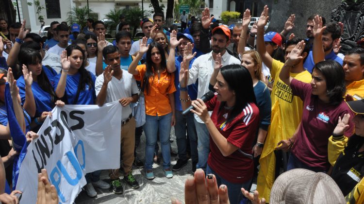 LA MANO ARRIBA