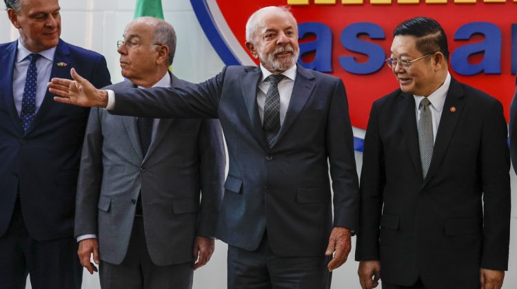Lula sugiere a EEUU luchar juntos contra el narcotráfico en vez de “invadir” y “combatir” JAKARTA (Indonesia), 24/10/2025.- Brazils President Luiz Inacio Lula da Silva (2-R) talks to media as he prepares for a group photo with the Association of Southeast Asian Nations (ASEAN) Secretary General Kao Kim Hourn (R) and Brazils Foreign Minister Mauro Vieira (2-L) during his visit at the ASEAN Secretariat in Jakarta, Indonesia, 24 October 2025. The Brazilian president is in a visit to Indonesia to tighten bilateral relationships. (Brasil) EFE/EPA/MAST IRHAM