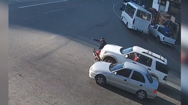 La caída de varias ramas de un gigantesco árbol de jabillo causó alarma entre los habitantes de residencias El Rosario