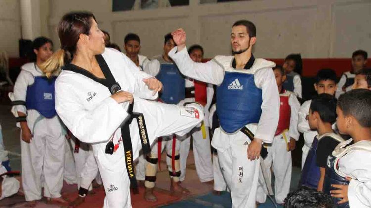 La campeona Adanys Cordero en plena actividad académica