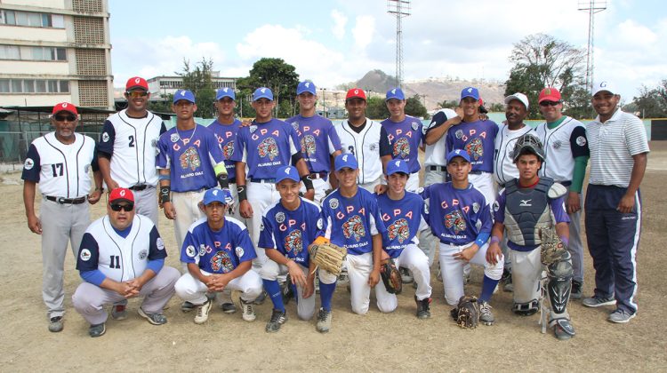 La selección de beisbol AA con uniformes prestados