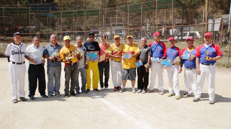 La tropa de veteranos de la pelota súperviagra con sus trofeos