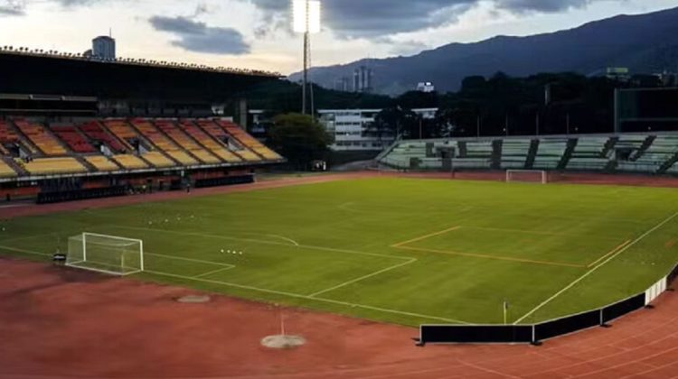 Las-autoridades-no-impidieron-la-invasion-de-los-hinchas-y-se-tuvo-que-detener-el-juego-a-los-81-minutos-por-lo-sucedido-Foto-Archivo