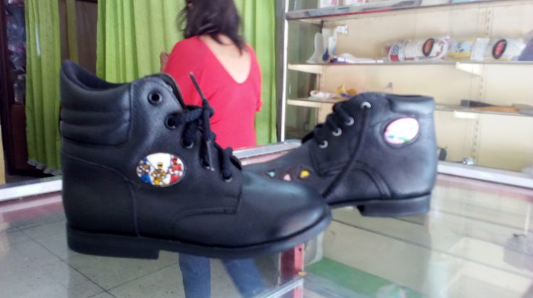 Las botas están hechas de cuero