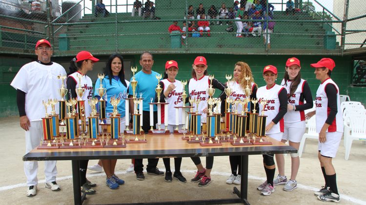 Las campeonas de Nueva Era con técnicos y trofeos