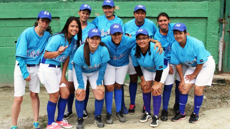 las-chicas-de-el-esfuerzo-recetaron-arepas-a-las-indigenas