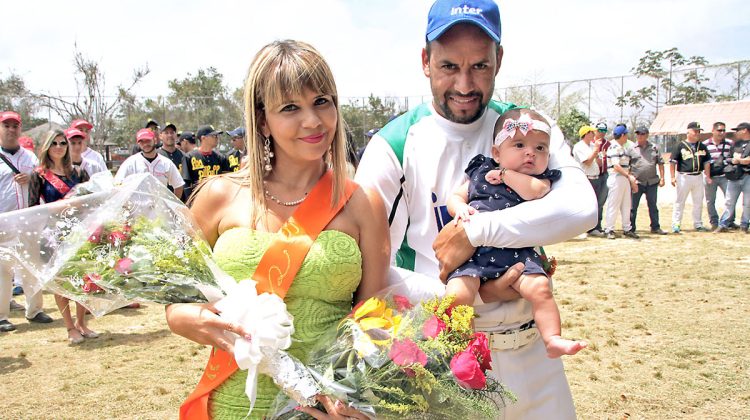Las reinas del torneo Maritza Torres y la bebé Jazmín Codecido