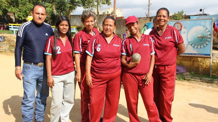 las-super-campeonas-junto-al-pdte-armando-arias