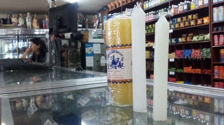 Las velas oscilan entre los Bs. 2.000 y Bs. 3.000 cada una.