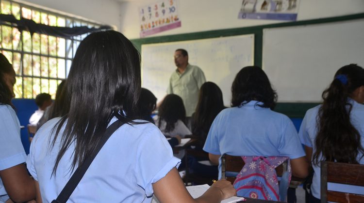 Liceos padecen por la falta de profesores