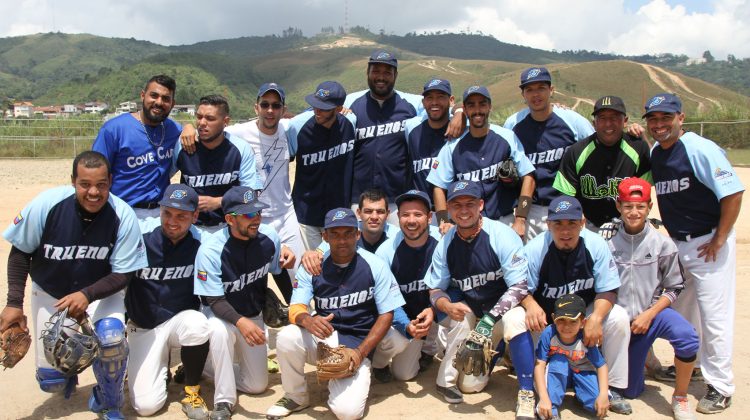 los-campeones-relampaguearon-en-las-tribunas-con-espumosas
